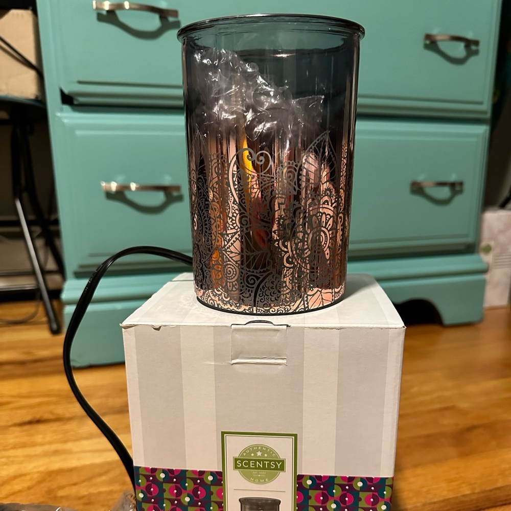 Scentsy Happy Henna Warmer